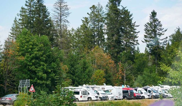 Dicht an dicht parkten Wohnmobile im Sommer und Herbst am Windgfllweiher.    | Foto: Eva Korinth