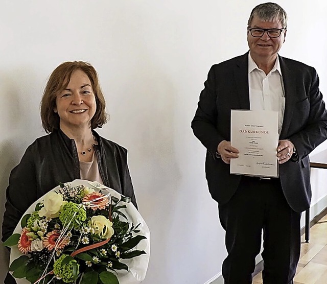 Renate Hensle wird von Brgermeister Matthias Guderjan geehrt.  | Foto: Michael Haberer