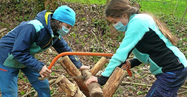 Noemie (links) und Sveva sgen Holz frs Feuer.  | Foto: Nina Herrmann