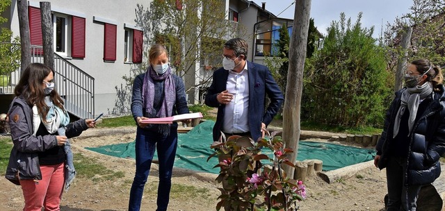 Melanie Lehnertz vom  Vorstand des Wal...ber (von links) bei der Unterzeichnung  | Foto: Heinz und Monika Vollmar