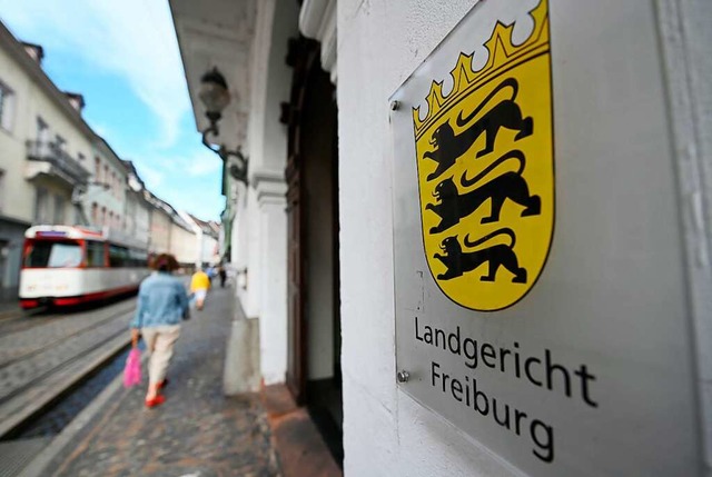 Am Landgericht Freiburg musste sich ei...iger Ex-Polizeianwrter rechtfertigen.  | Foto: Patrick Seeger