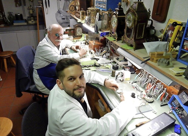 Die beiden Uhrmachermeister Johannes u...ig Seite an Seite in ihrer Werkstatt.   | Foto: Kurt Meier
