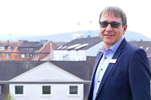 Werner Wohner ber den Dchern von Rhe...; seit 26 Jahren lebt er in der Stadt.  | Foto: Dora Schls