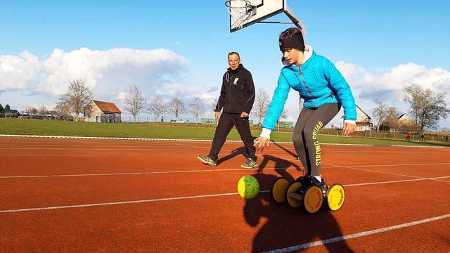 Gleichgewichtsbung:  Ronja  Ganter (1...ffingen ganz entspannt Haltungsnoten.   | Foto: Johannes Bachmann