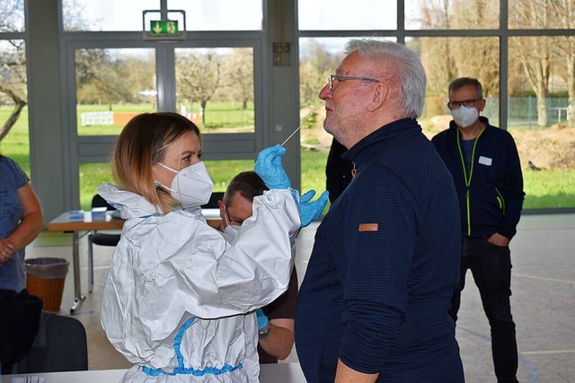 Ortsvorsteher Fred Thelen spielte  bei...lsst sich ein Teststbchen einfhren.  | Foto: Hrvoje Miloslavic