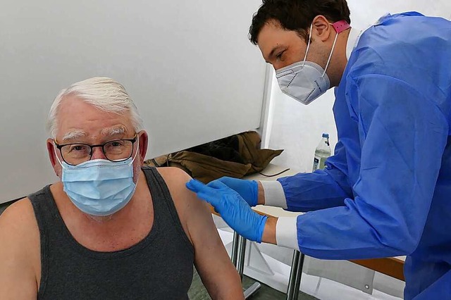 Arzt Bjrn Schorch fhrt am Montag eine Impfung durch.  | Foto: Sattelberger