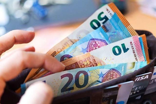 Ehrliche Finderin gibt Geldbeutel mit mehreren Hundert Euro ab