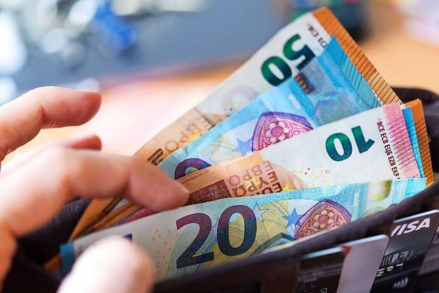 670 Euro befanden sich im Geldbeutel des  28-Jhrigen.  | Foto: Monika Skolimowska (dpa)