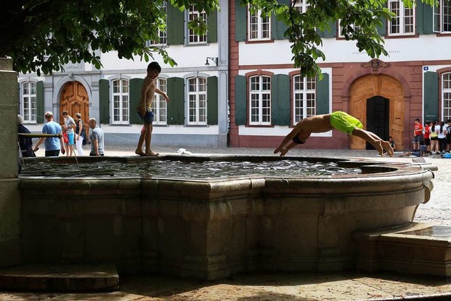 Anders als in Basel &#8211; das Foto z...meinden das Brunnenbaden oft verboten.  | Foto: Joshua Kocher