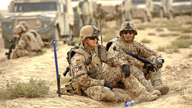 Zwei Bundeswehrsoldaten machen whrend...nensuch-Mission bei Kundus eine Pause.  | Foto: Maurizio Gambarini