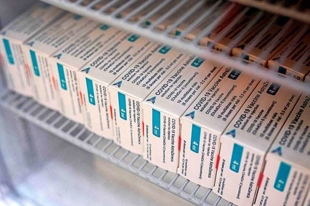 Impfdosen mit Astrazeneca lagern in einem Khlschrank.  | Foto: OLI SCARFF (AFP)