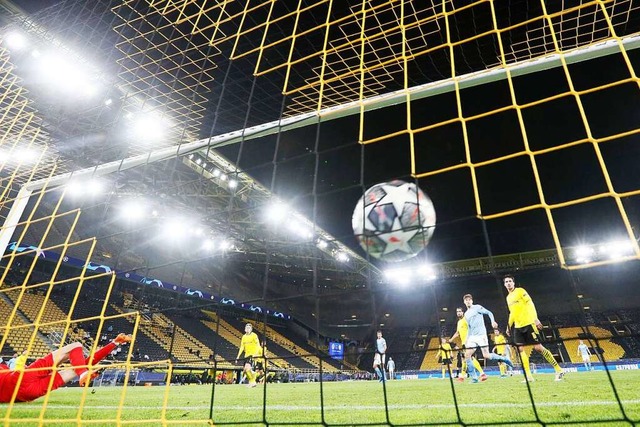Dortmunds Torwart Marwin Hitz kann den Treffer zum 1:2 nicht halten.   | Foto: Martin Meissner (dpa)