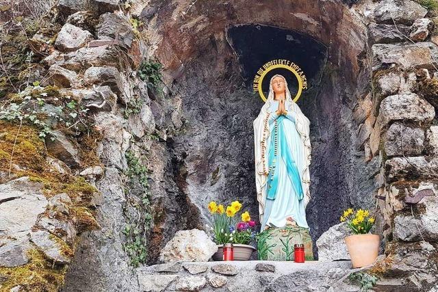 Die-Marien-Statute in der Lourdes-Grotte ist frisch restauriert