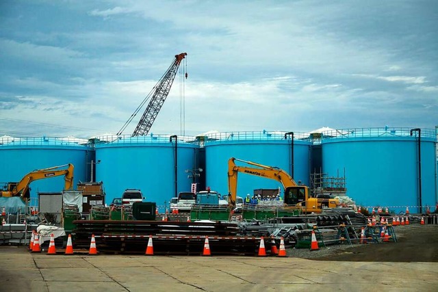 Groe Wassertanks speichern radioaktiv...m japanischen Atomkraftwerk Fukushima.  | Foto: - (dpa)