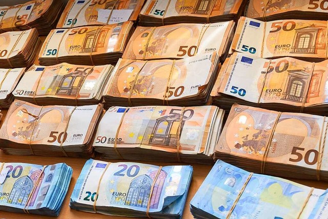 Mehr als 60.000 Euro fanden Bundespoli...m Gepck eines Reisenden (Symbolfoto).  | Foto: Silas Stein (dpa)