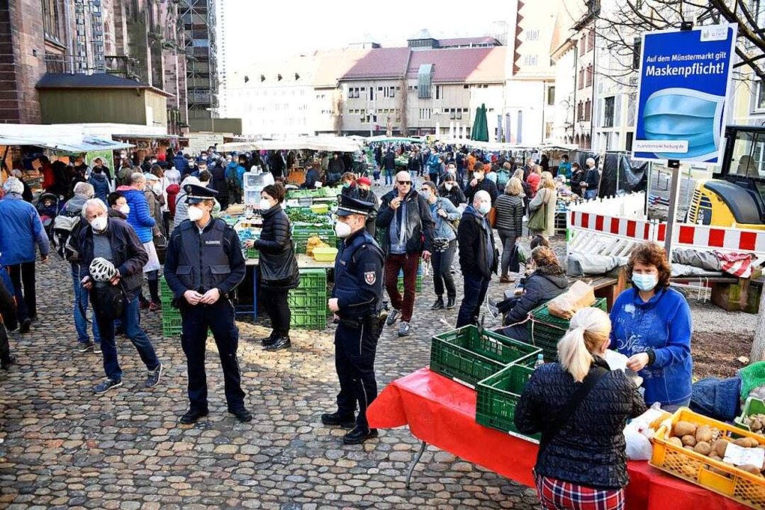 Der Vollzugsdienst kmmert sich auch u... Corona-Auflagen auf dem Mnstermarkt.  | Foto: Thomas Kunz