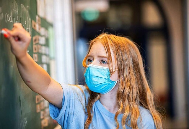 In vielen Bundeslndern gilt auch in den Schulen Maskenpflicht.  | Foto: Guido Kirchner (dpa)