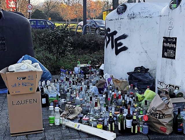 An vielen Orten werden Flaschen neben die Container gestellt.  | Foto: Hans Benesch