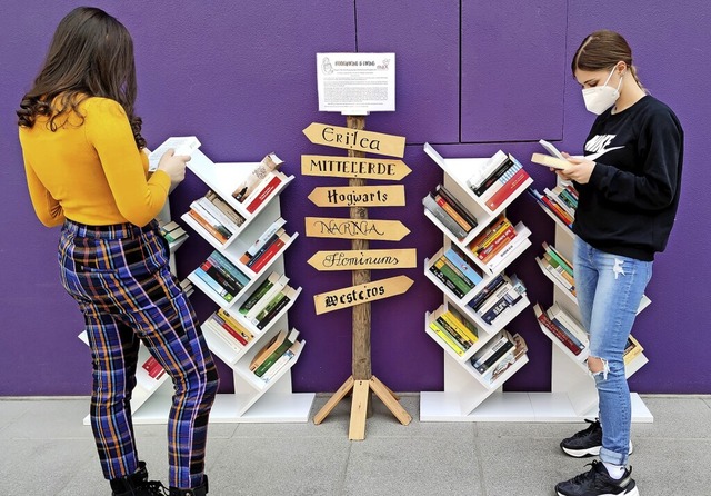 Die ersten Schlerinnen nutzen das Bchertauschregal am Max-Planck-Gymnasium.   | Foto: Aisha Hellberg, Max-Planck-Gymnasium