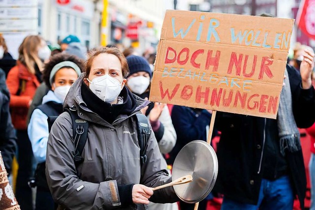 Die Proteste gegen den Anstieg der Mieten nehmen zu.  | Foto: Christoph Soeder (dpa)