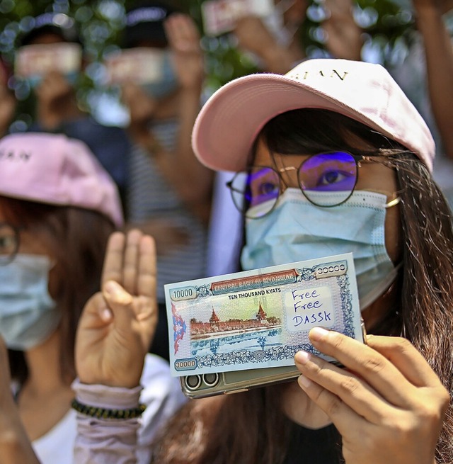 Mit dem Dreifingergru begehren die Protestierenden  auf.   | Foto: Uncredited (dpa)