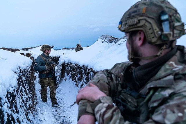 Ukrainische Soldaten gehen im Mrz ent...lassen Russlands Patrioten frohlocken.  | Foto: Evgeniy Maloletka (dpa)