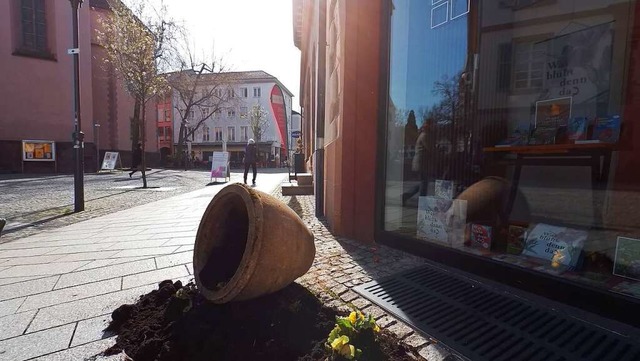 Umgeworfener Blumenkbel in Emmendingen (Archivbild)  | Foto: Anselm Buhoff