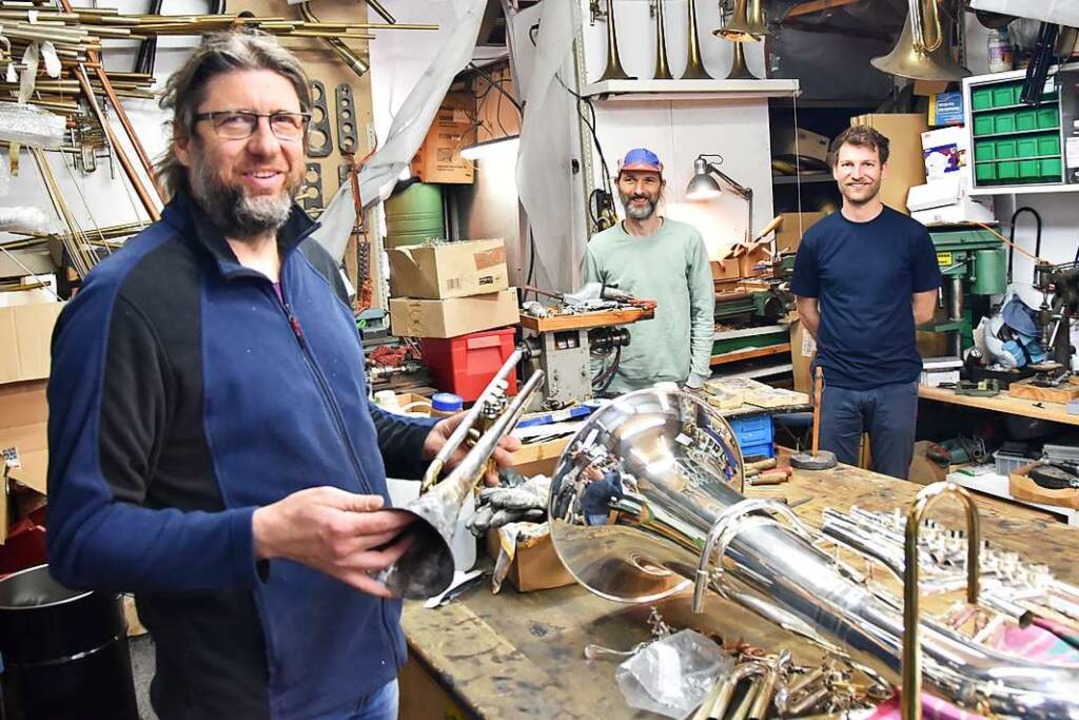 Instrumentenbauer Andreas Klingspor (m...toph Franz in der Merzhauser Werkstatt  | Foto: Sophia Hesser