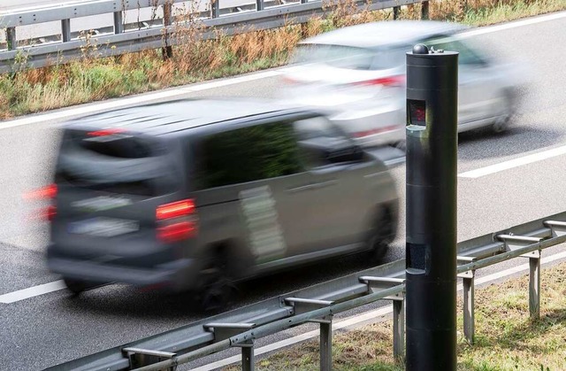 Wer beim Rasen geblitzt wird, muss ordentlich zahlen.  | Foto: Marijan Murat (dpa)