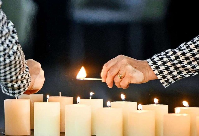 Kerzen sollen als Zeichen des Gedenkens entzndet werden.  | Foto: Herbert Neubauer (dpa)