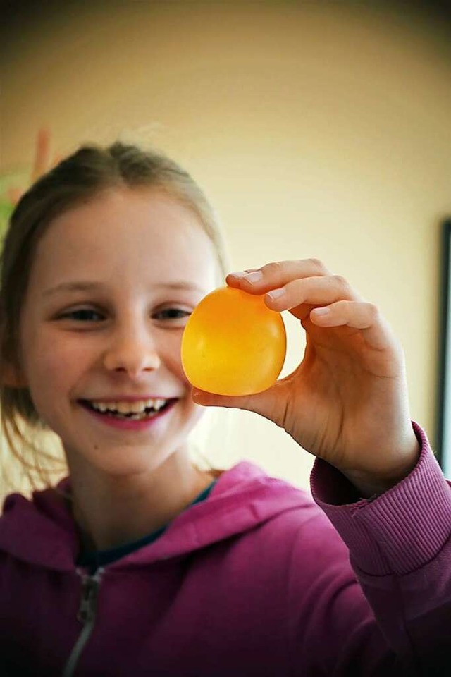 berraschung: Ein rohes Ei, das sich wie ein Gummiball anfhlt.  | Foto: Silke Kohlmann