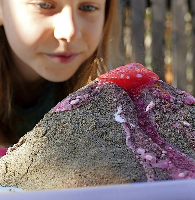 Blubberspa: Aus Backpulver, Essig und Speisefarbe wird ein Vulkan.  | Foto: Silke Kohlmann