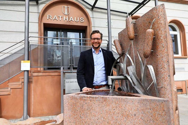 Tobias Uhrich vor seinem neuen Arbeitsplatz, dem Rathaus Altenheim  | Foto: Christoph Breithaupt