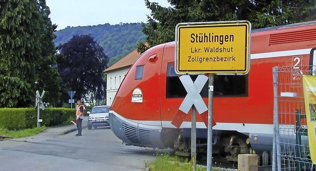 Bahnbergnge wie diesen in Sthlingen...g mit moderner Sicherheitstechnik aus.  | Foto:  