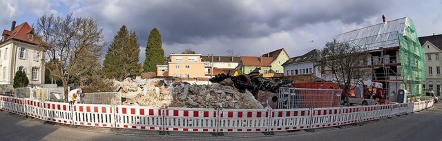 Die berreste des abgebrannten Netto-L...es Wohnhaus werden derzeit abgerissen.  | Foto: Volker Mnch