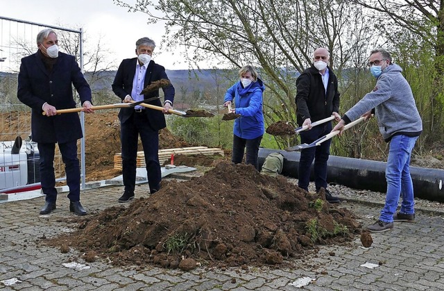 Kita-Bau in Hsingen startet: Architek...chreiber (von links) beim Spatenstich.  | Foto: Martina David-Wenk