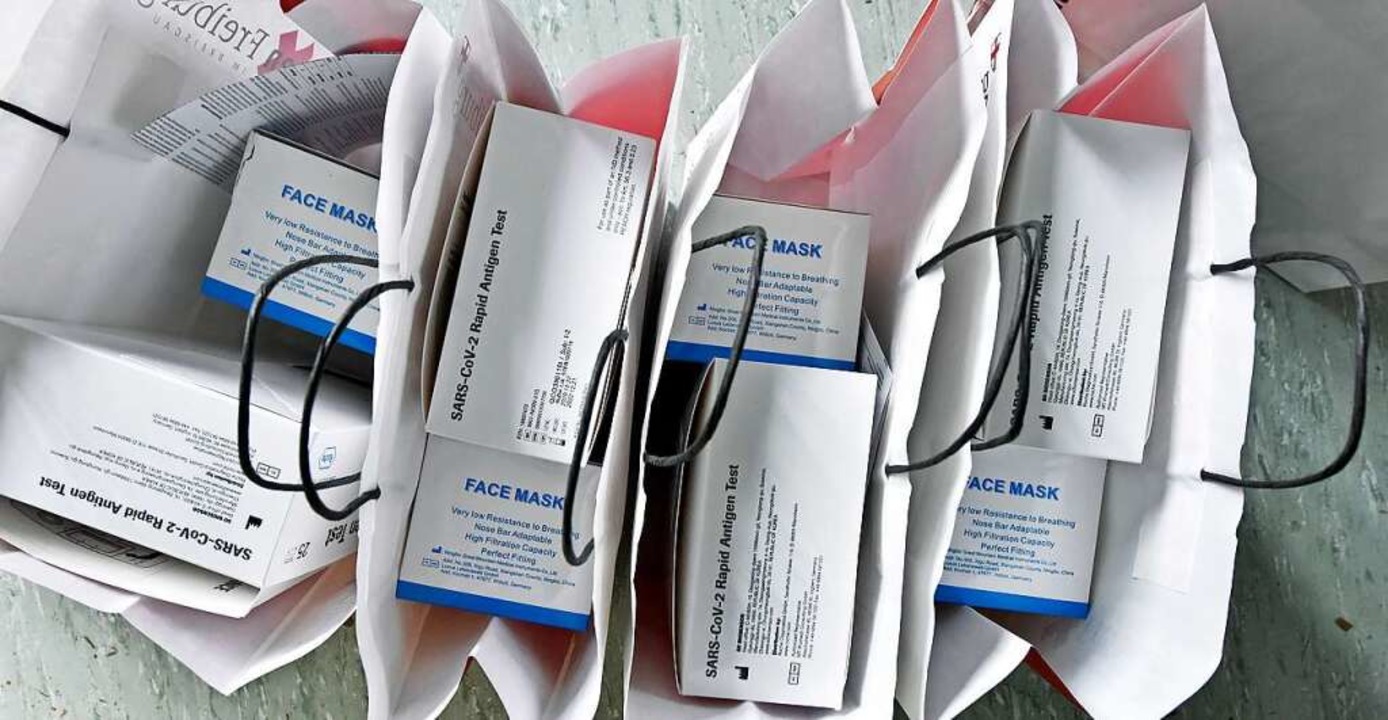 In der Freiburger Stadthalle werden Test-Pakete mit FFP2-Masken gepackt.  | Foto: Michael Bamberger
