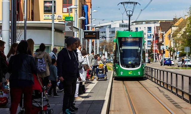 Rollstuhlfahrer kommen hier ohne Probl...rne zwischen Gleis und Bahnsteigkante.  | Foto: Jonas Schwarzwlder