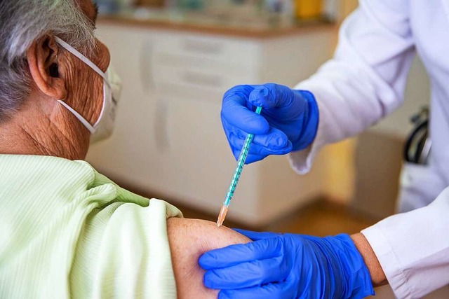 Das Impfen luft inzwischen auch ber ...hen Arbeitsaufwand klar kommen mssen.  | Foto: Christoph Schmidt