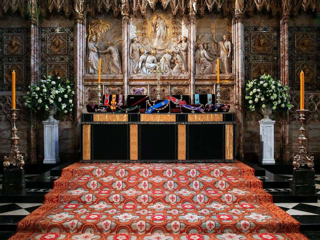 Die Insignien vom britischen Prinz Philip, Herzog von Edinburgh, liegen auf dem Altar in der St.-Georgs-Kapelle von Schloss Windsor.