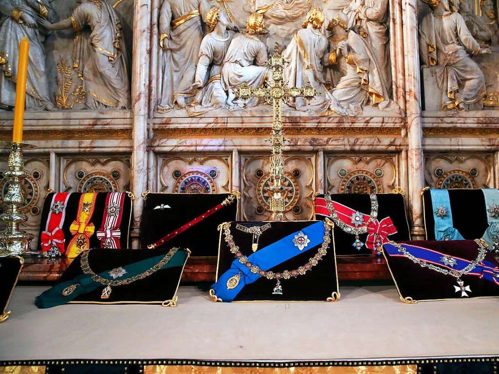 Die Insignien vom britischen Prinz Philip, Herzog von Edinburgh, liegen auf dem Altar in der St.-Georgs-Kapelle von Schloss Windsor.