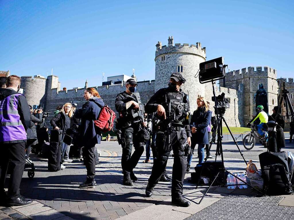 Medienvertreter warten vor der Beisetzung vom  britischen Prinz Philip.