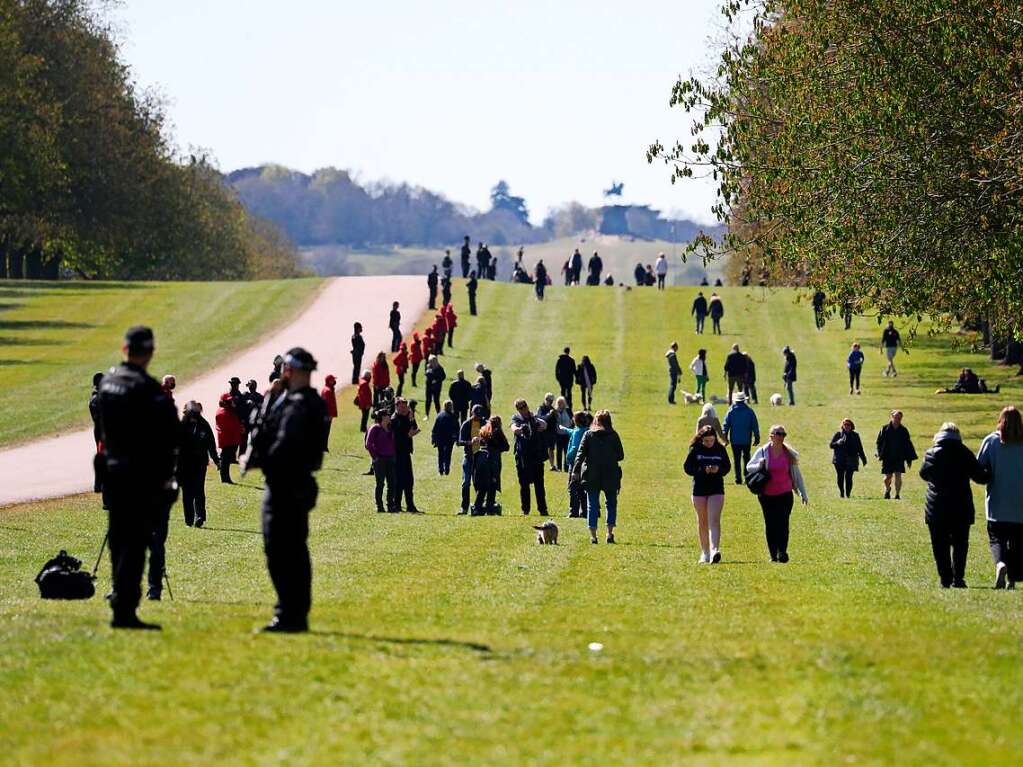 Polizisten und Passanten versammeln sich auf dem Long Walk vor Schloss Windsor vor der Beisetzung des britischen Prinzen Philip, Herzog von Edinburgh.