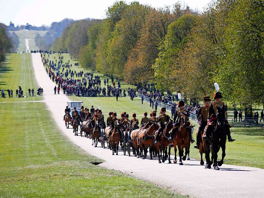 ie Armeeeinheit "King's Troop Royal Horse Artillery" zieht den Long Walk in Richtung Schloss Windsor hinauf.