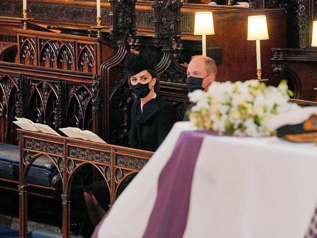 Kate, Herzogin von Cornwell (l-r), Prinz William und Prinz Edward sitzen whrend der Trauerfeier in der St.-Georgs-Kapelle.