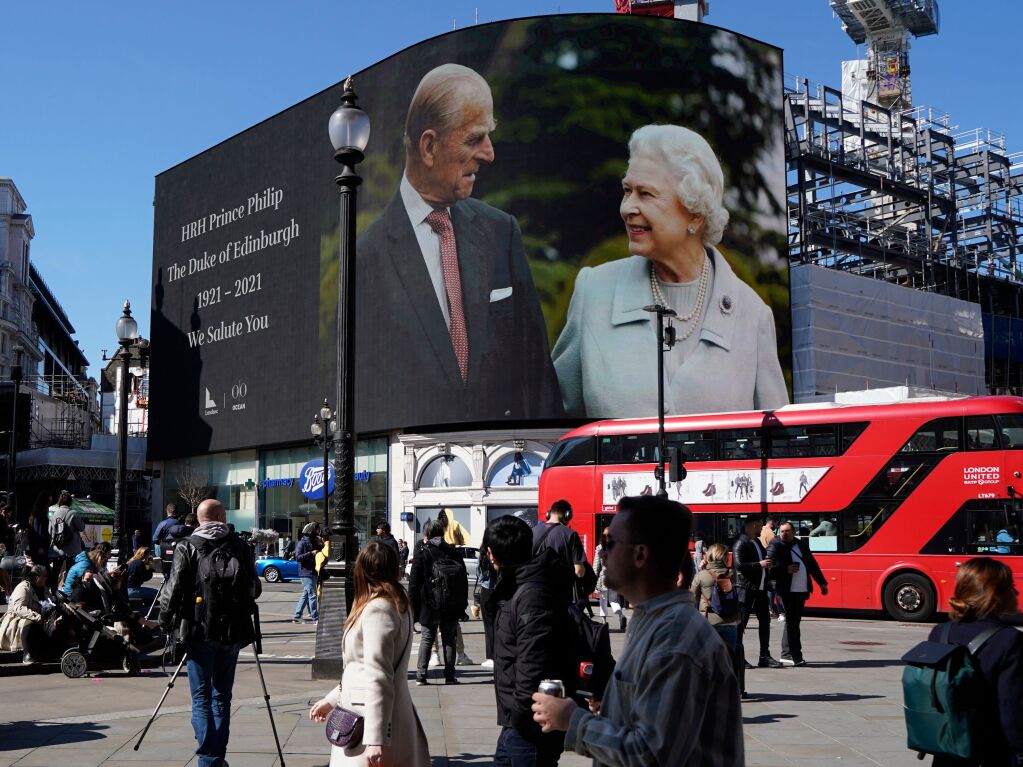 An  Londons Piccadilly Circus wurden wichtige Stationen von Philips Leben in Bildern gezeigt.