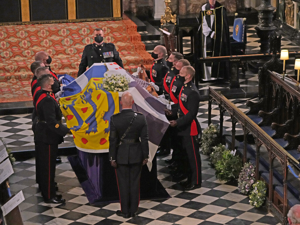 Die britische Knigin Elizabeth II. (r) sieht zu, wie der Sarg von Prinz Philip in die St.-Georgs-Kapelle auf Schloss Windsor getragen wird.