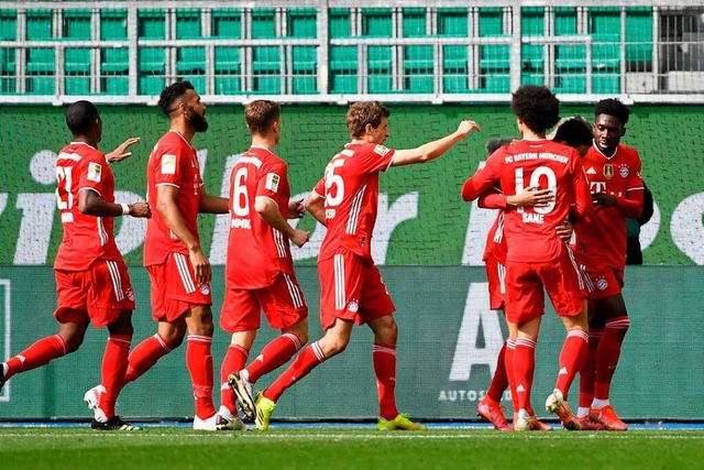 Die Bayern jubeln im Spitzenspiel in Wolfsburg.  | Foto: FABIAN BIMMER (AFP)