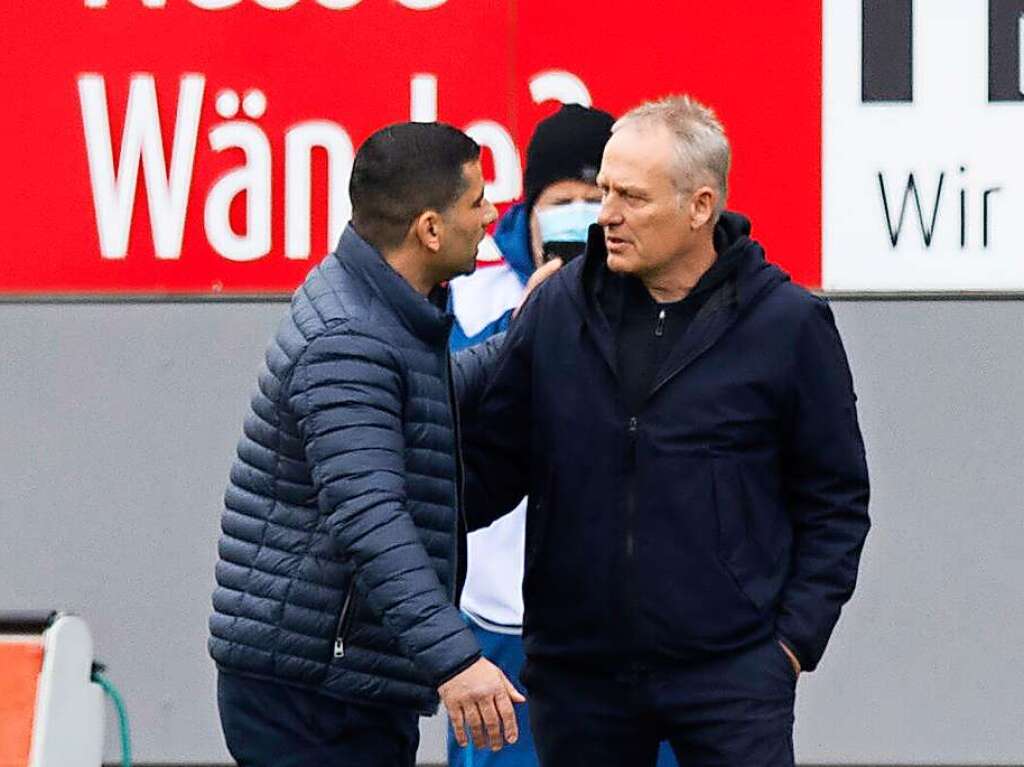 SC-Trainer Christian Streich und sein Schalker Kollege Grammozis vor Anpfiff.