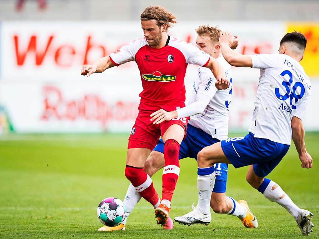 Hler setzt sich gegen zwei Schalker durch.